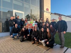 Equipe da Validar arrecada 742 litros de leite para doação